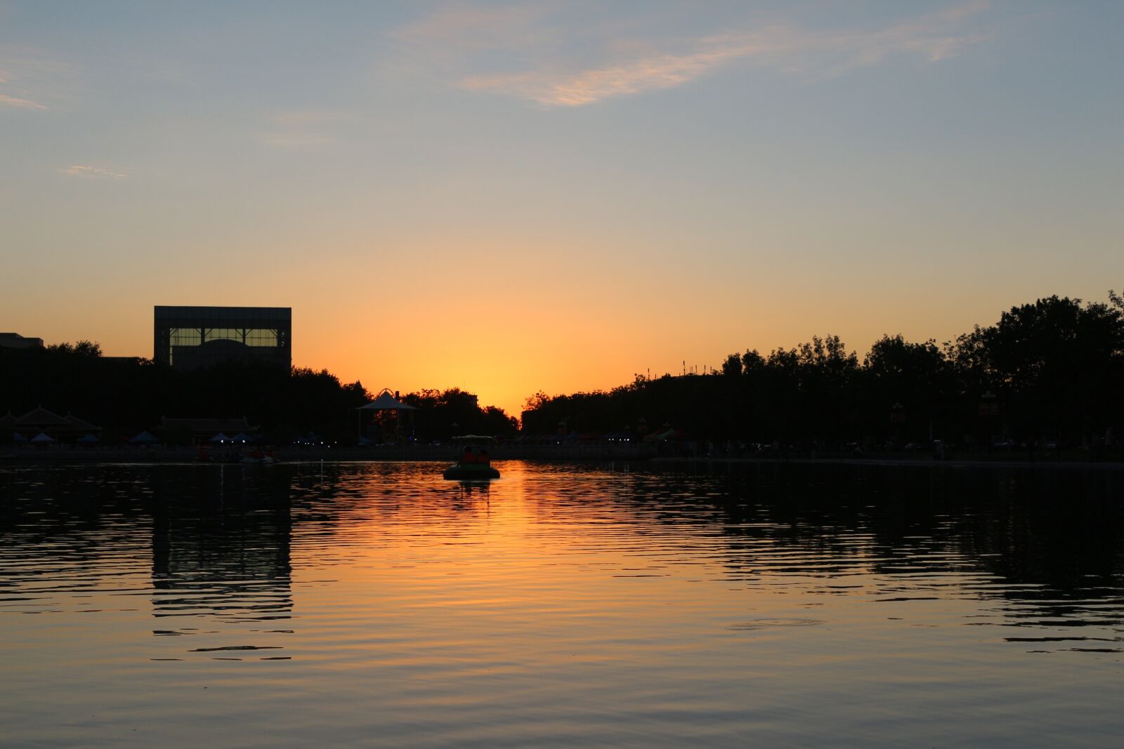 Canon EOS 650D (EOS Rebel T4i / EOS Kiss X6i) sample photo. Sunset, building photography