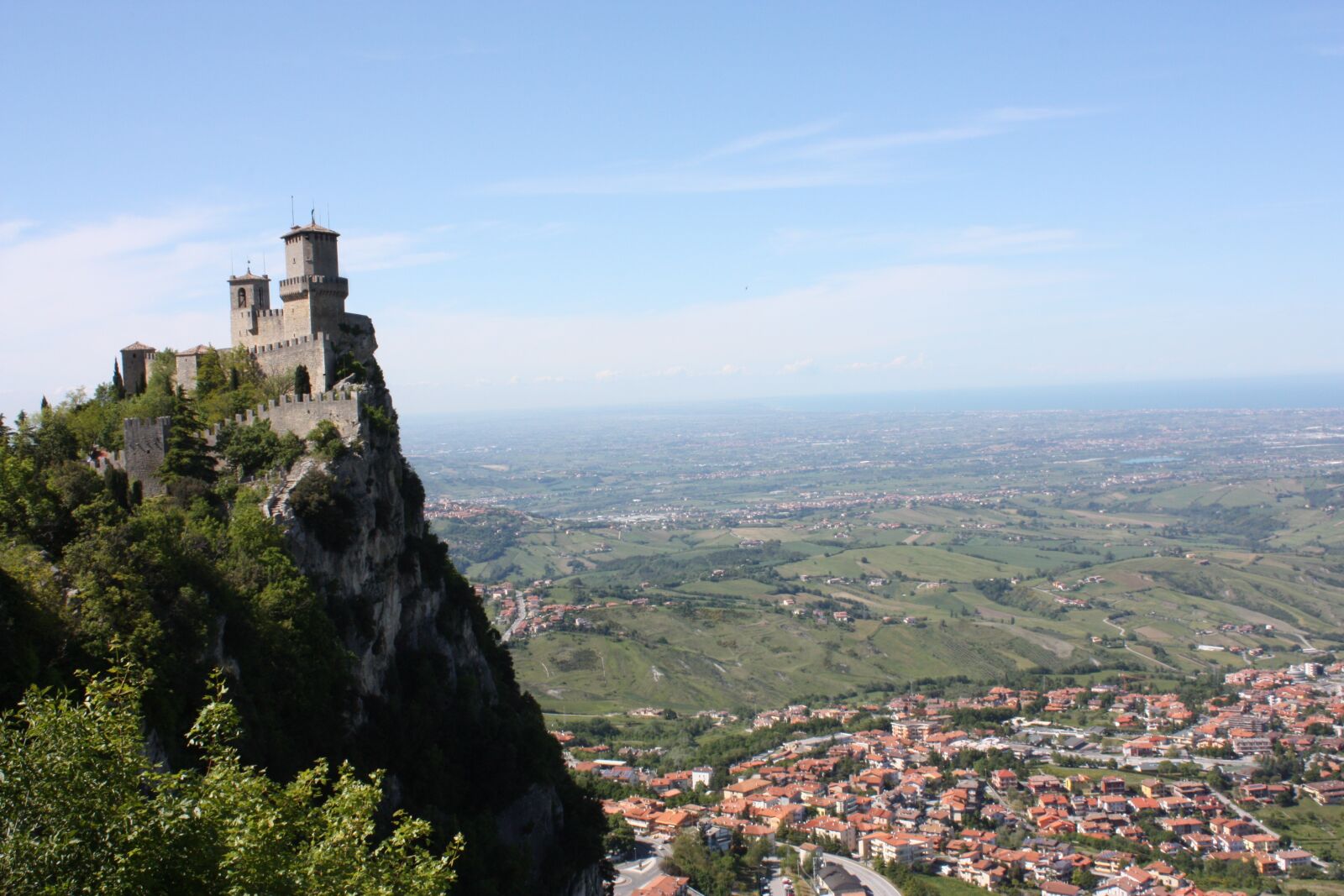 Canon EOS 450D (EOS Rebel XSi / EOS Kiss X2) sample photo. Italy, san marino, castle photography