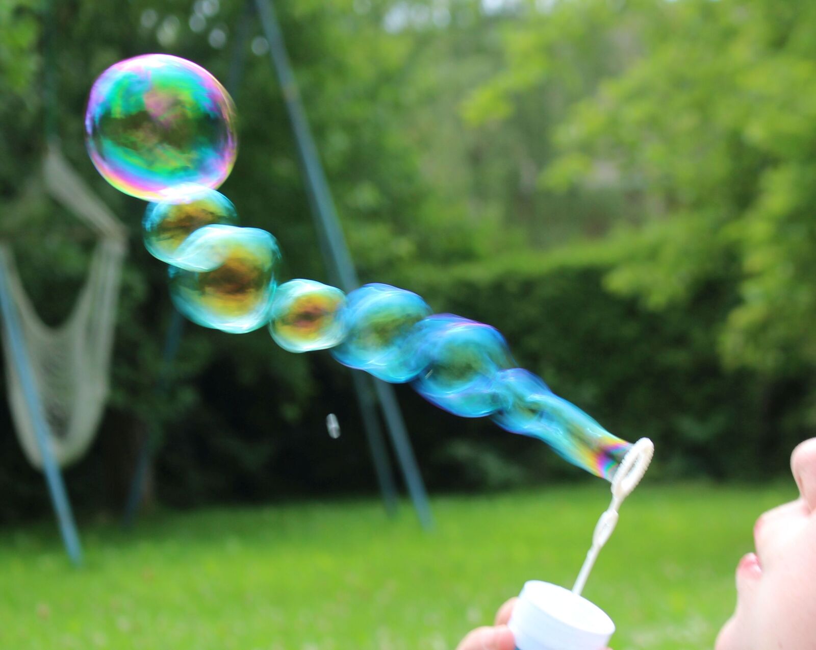 Canon EF-S 18-55mm F3.5-5.6 IS STM sample photo. Soap bubbles, child, fun photography