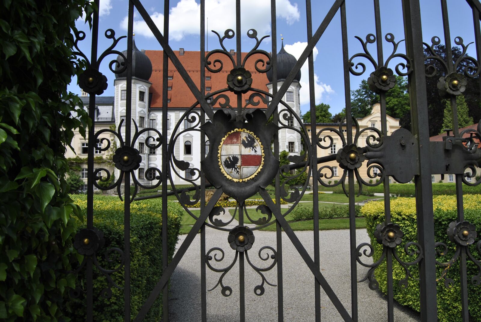 Nikon D3000 sample photo. Castle, gate, input photography