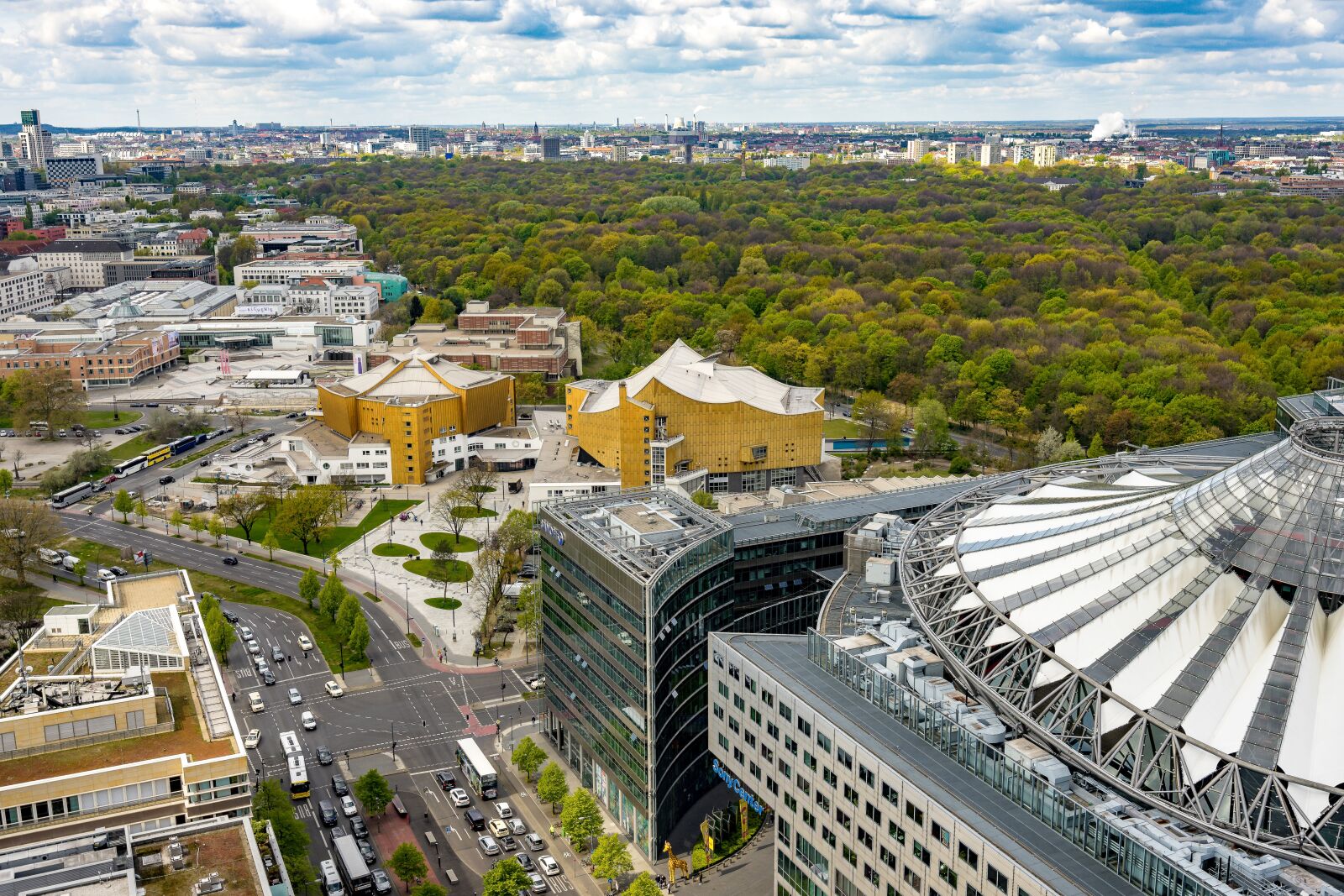 Sony a7 II + Sony Vario-Tessar T* FE 16-35mm F4 ZA OSS sample photo. Berlin, panorama, potsdam place photography