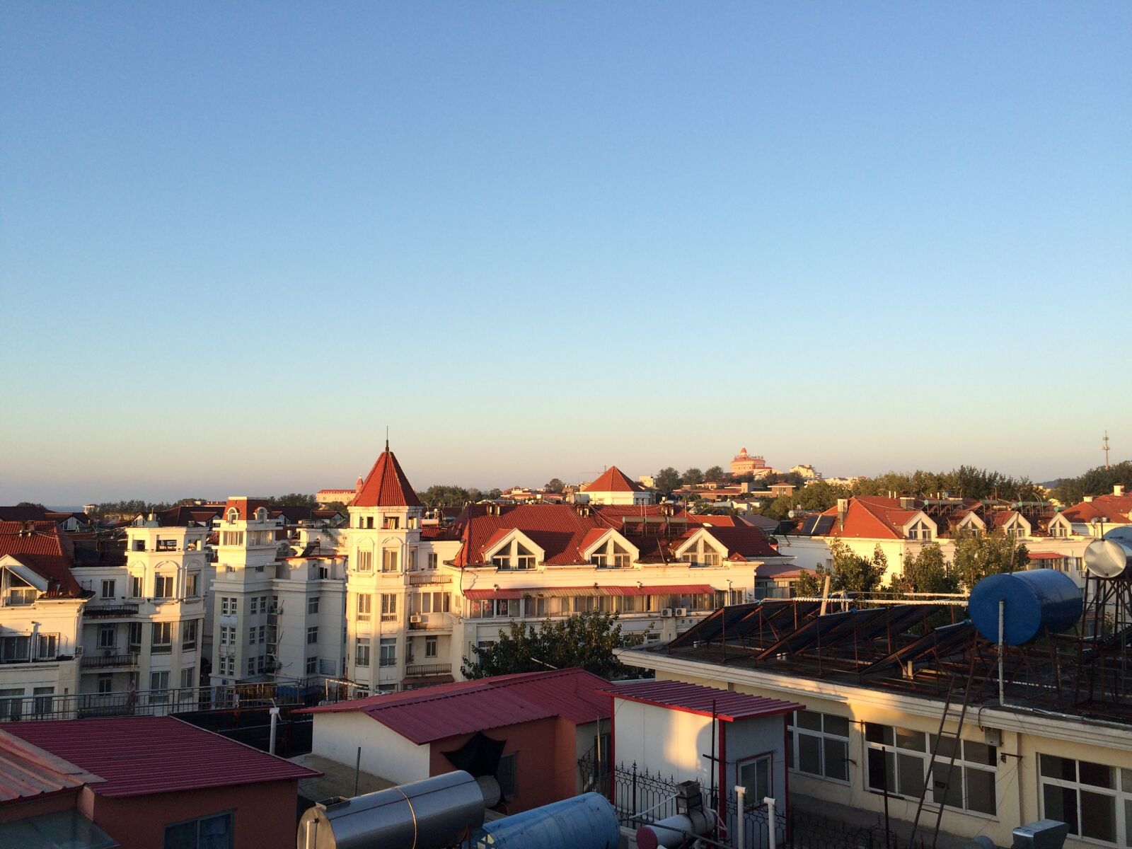 iPhone 5s back camera 4.15mm f/2.2 sample photo. Qinhuangdao, red roof, chenguang photography