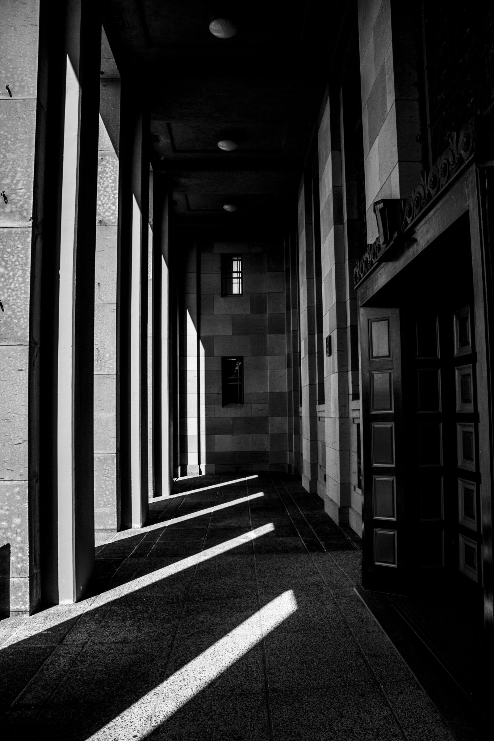 Canon EOS 600D (Rebel EOS T3i / EOS Kiss X5) sample photo. Black and white, building photography