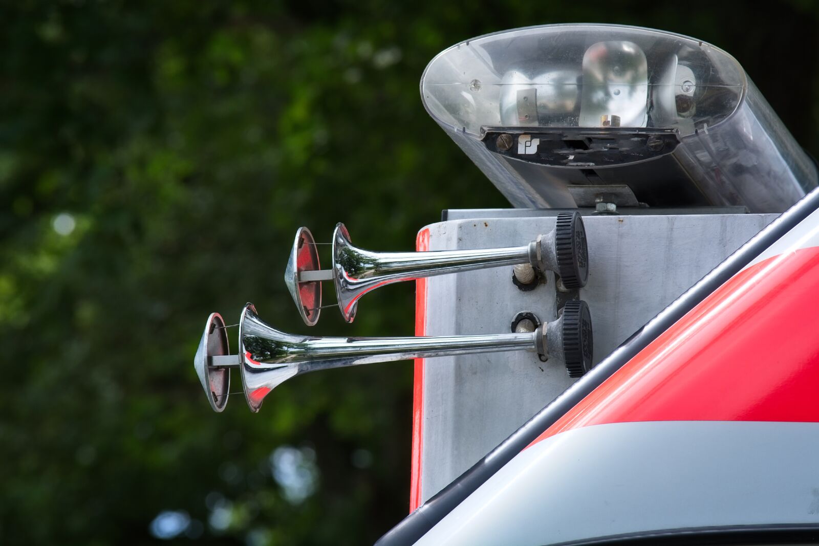 Nikon D7100 sample photo. Horn, signal, blue light photography
