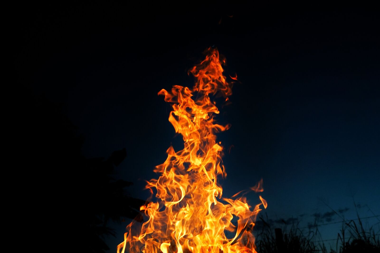 Sony E 16-50mm F3.5-5.6 PZ OSS sample photo. Fire, flames, effect photography