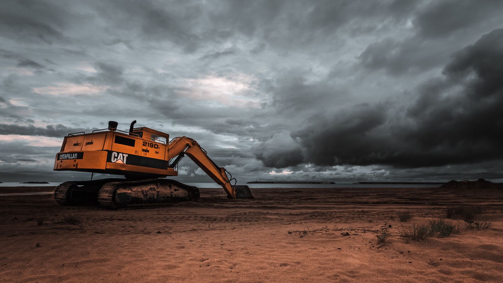 Canon EF-S 10-18mm F4.5–5.6 IS STM sample photo. Beach, excavator, sea photography