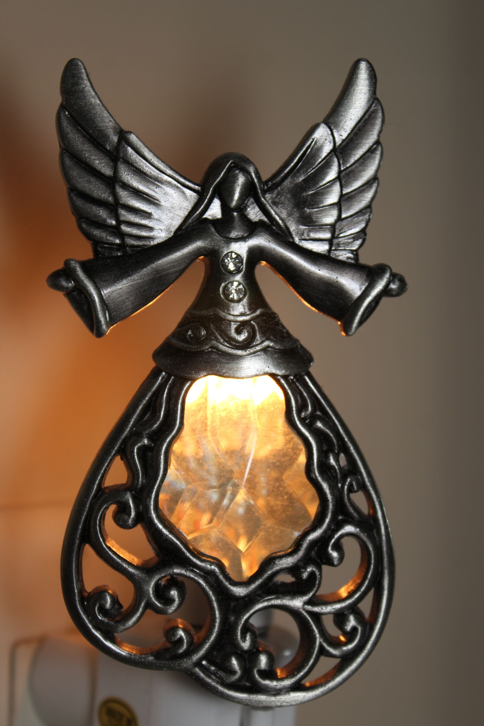 Canon EOS 1200D (EOS Rebel T5 / EOS Kiss X70 / EOS Hi) sample photo. Night light, angel, metal photography