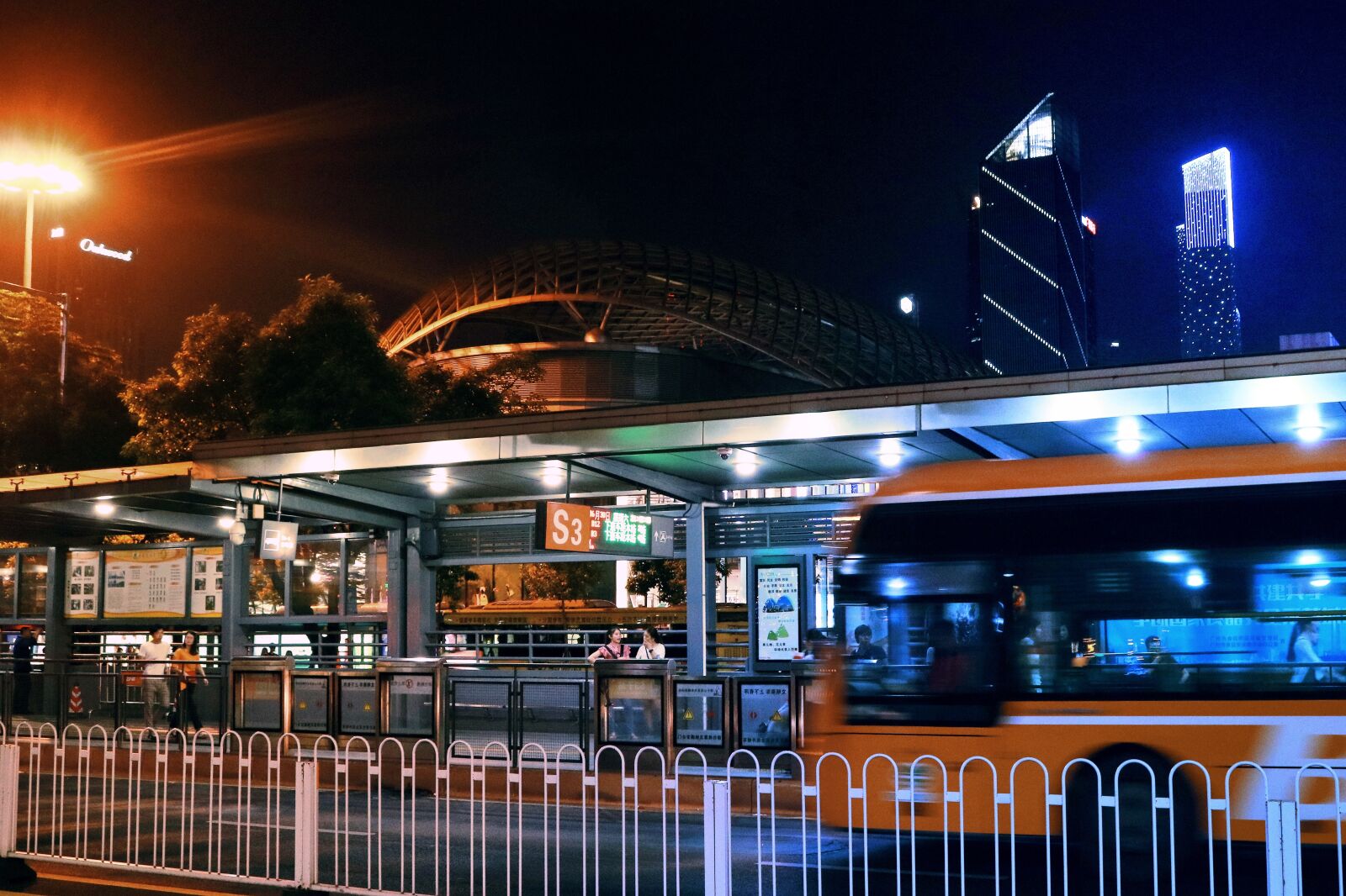 Canon EOS 750D (EOS Rebel T6i / EOS Kiss X8i) sample photo. City, traffic, bus photography