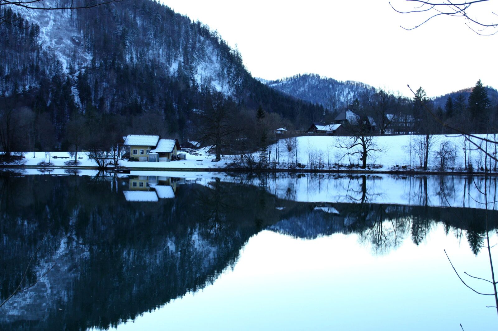 Canon EOS 450D (EOS Rebel XSi / EOS Kiss X2) sample photo. Lake, mirroring, winter photography