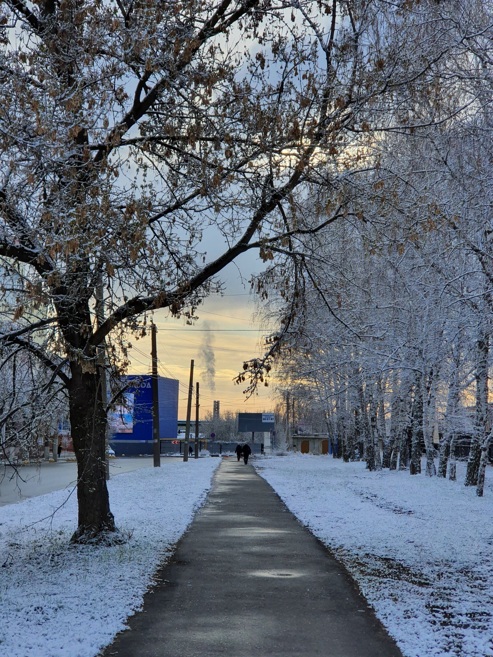 Samsung Galaxy S10 sample photo. Alley, road, morning photography