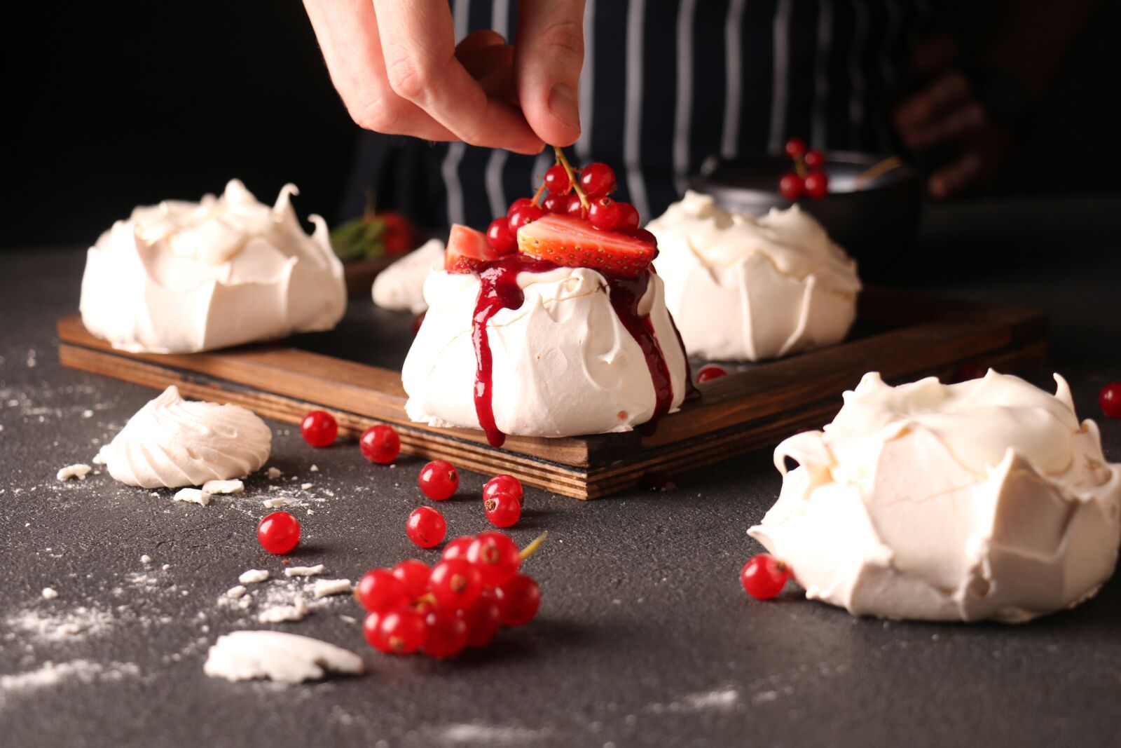 Canon EOS 70D sample photo. Bizet, strawberry, redcurrant photography