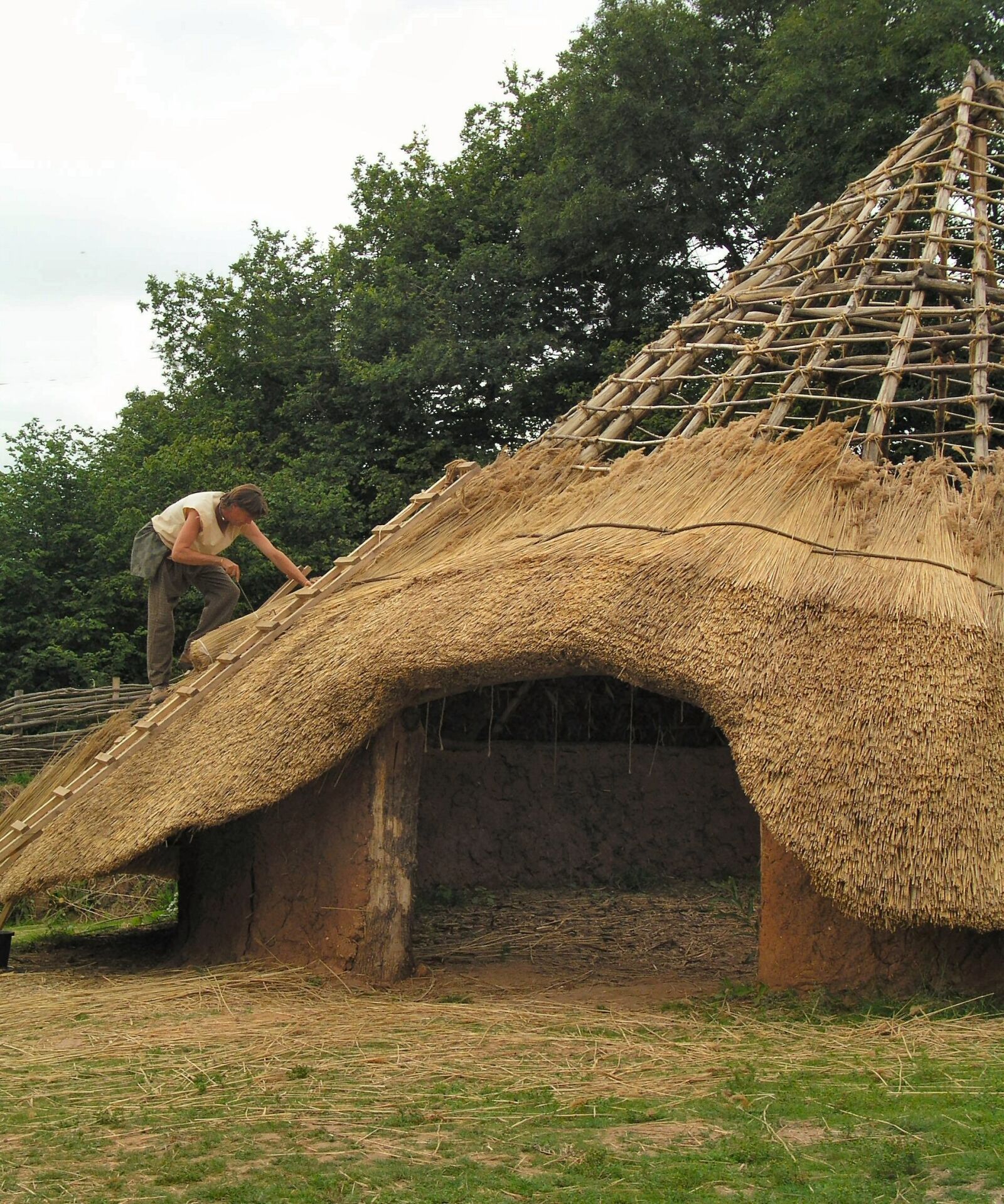 Olympus C5050Z sample photo. Ironage, roundhouse, roofing photography