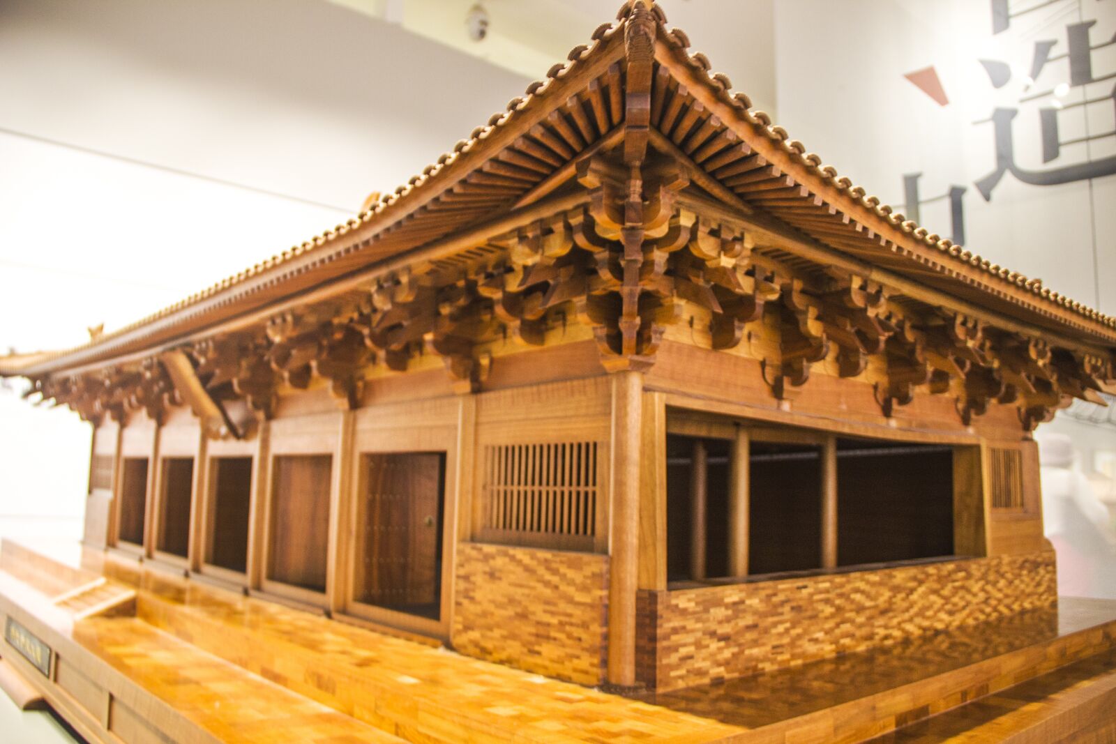 Canon EF-S 18-135mm F3.5-5.6 IS sample photo. Model, ancient architecture, wooden photography