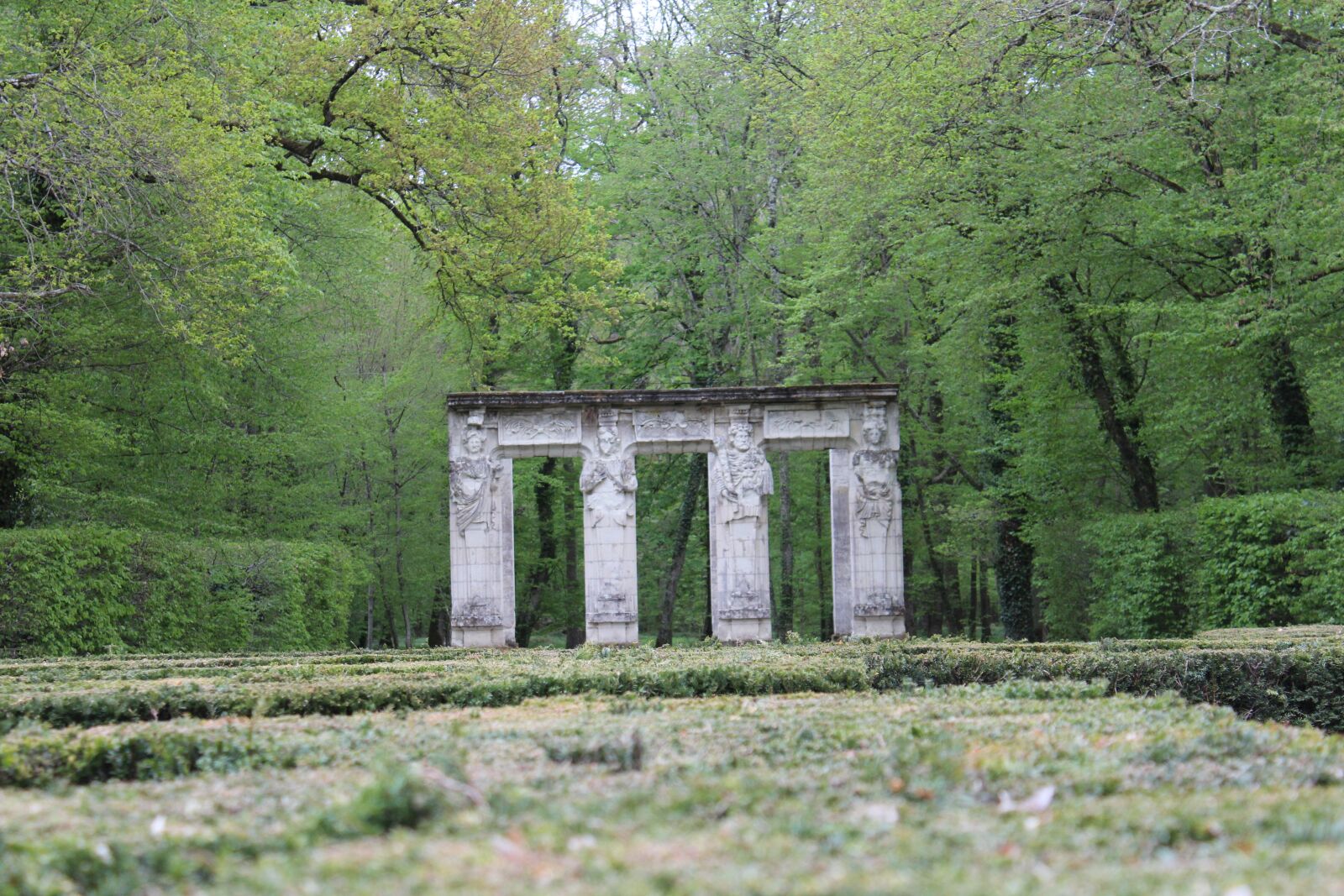 Canon EOS 600D (Rebel EOS T3i / EOS Kiss X5) sample photo. Labyrinth, architecture, green photography