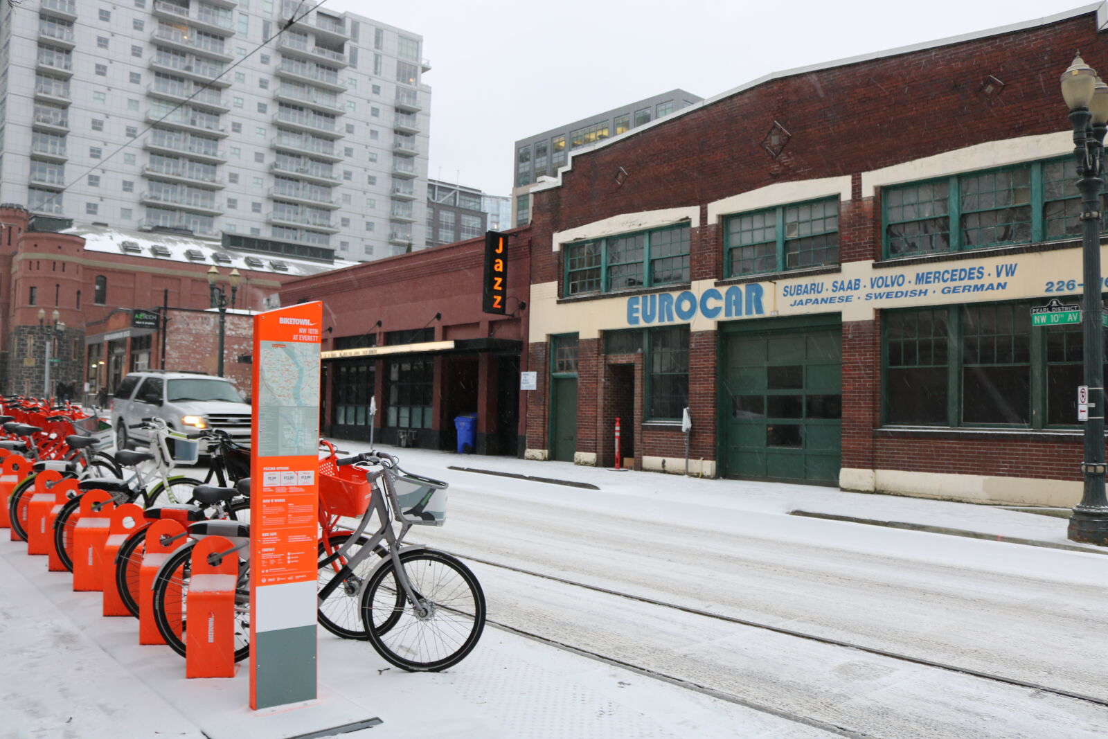 Canon EOS 750D (EOS Rebel T6i / EOS Kiss X8i) sample photo. Bicycle, bikes, downtown, exercise photography