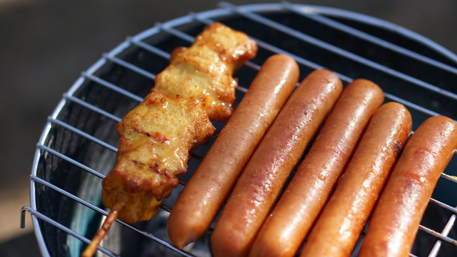 E 50mm F1.8 OSS sample photo. Chicken skewers, hotdogs, sausage photography