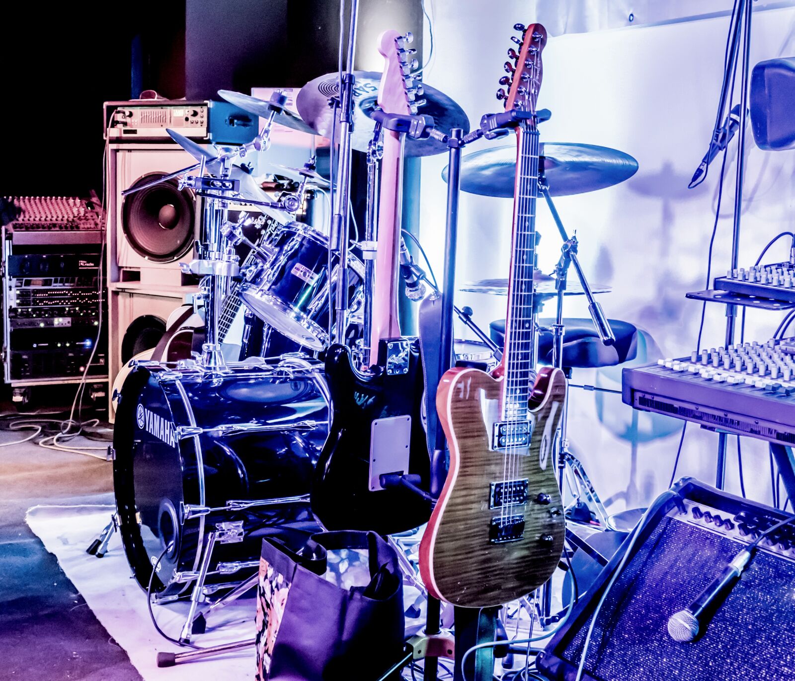 Panasonic Lumix DMC-FZ1000 sample photo. Stage, drums, guitar photography