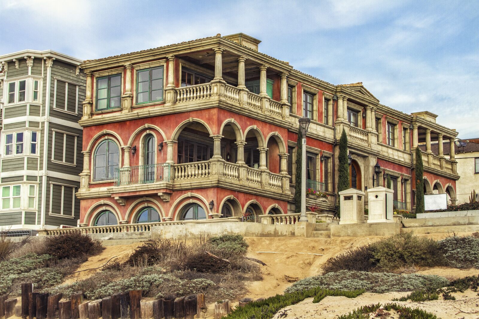 Canon EF 28-135mm F3.5-5.6 IS USM sample photo. Manhattan beach, architecture, building photography