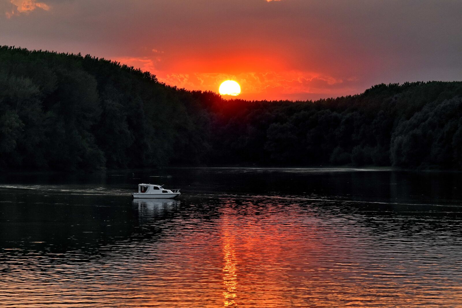 Nikon D5500 sample photo. Lakeside, sun, sunset, sunspot photography