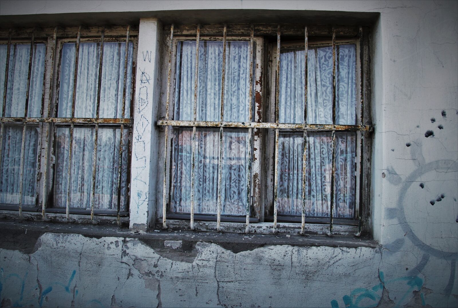 Canon EOS 80D sample photo. Old windows, fa ades photography