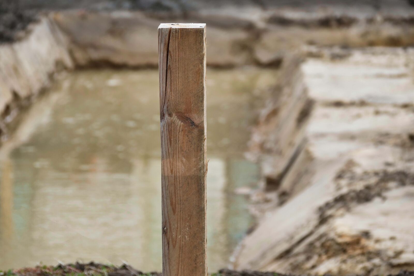 Panasonic Lumix DMC-FZ1000 sample photo. Pit, construction, ground water photography