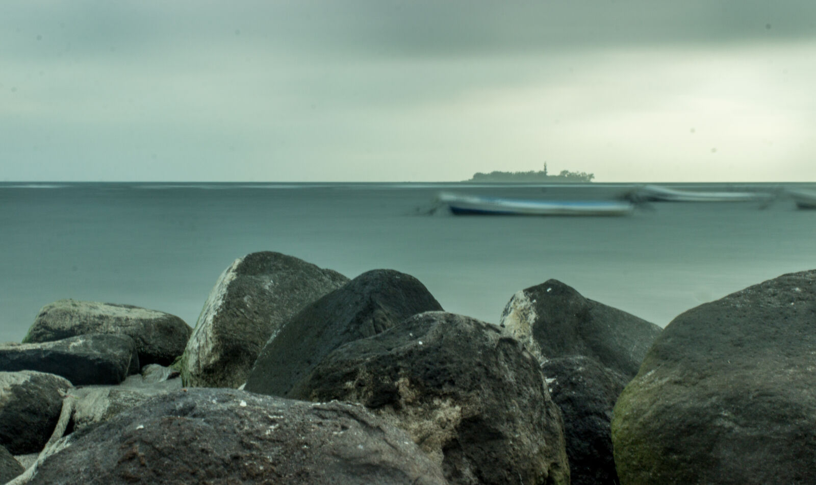 Canon EOS 600D (Rebel EOS T3i / EOS Kiss X5) sample photo. Blurry, boat, island, long photography
