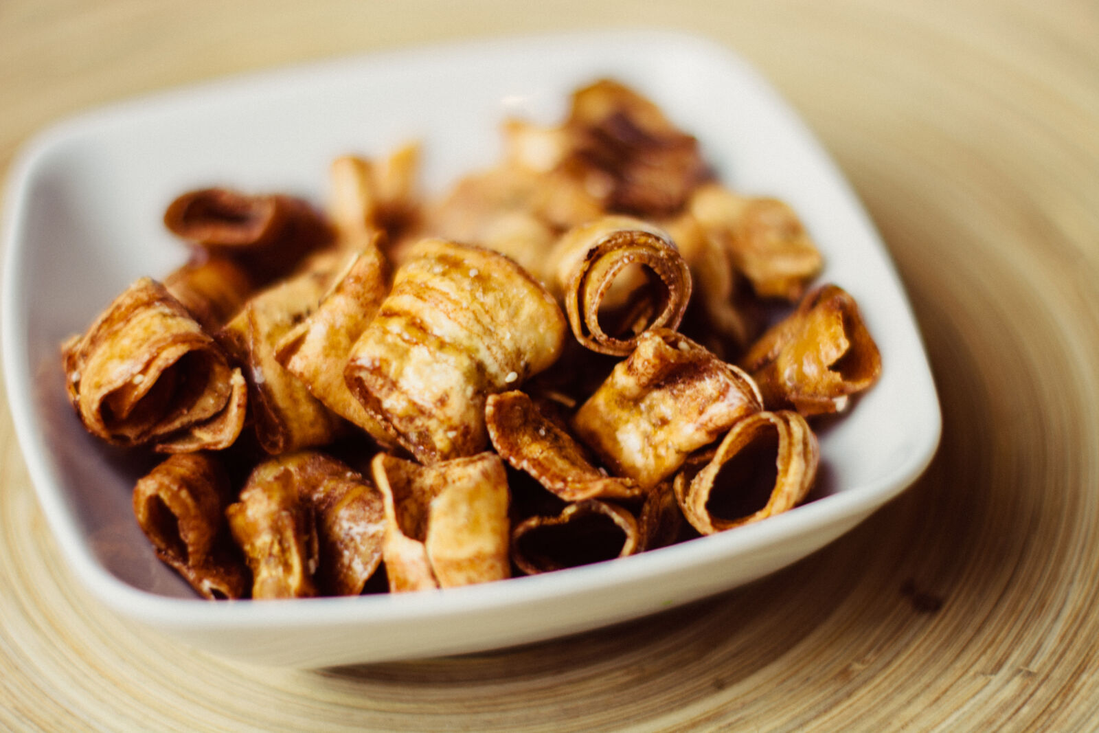 Nikon AF-S Nikkor 50mm F1.4G sample photo. Banana, bowl, chips, close photography