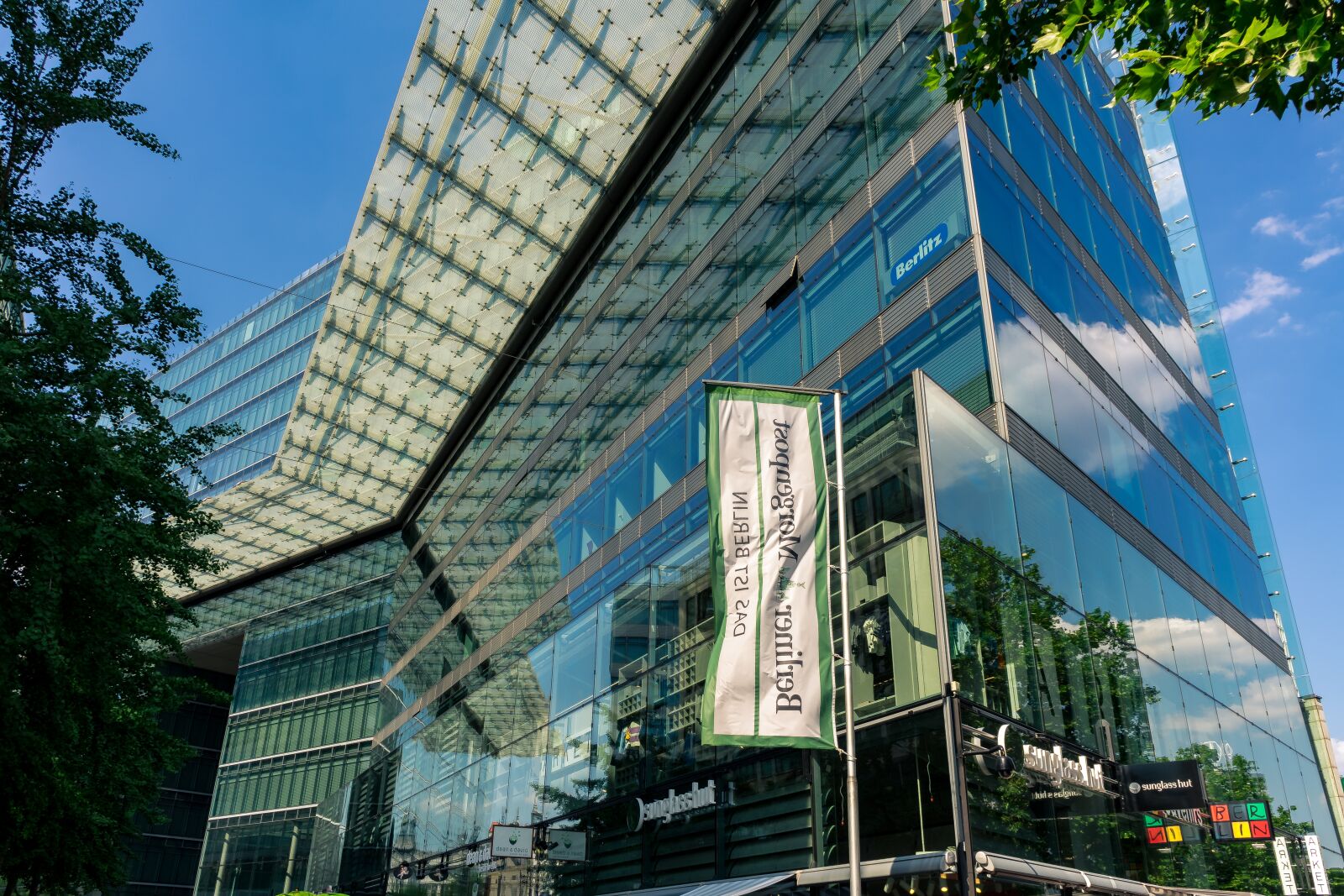 Sony a7 II + Sony FE 28-70mm F3.5-5.6 OSS sample photo. Facade, glass, glass front photography