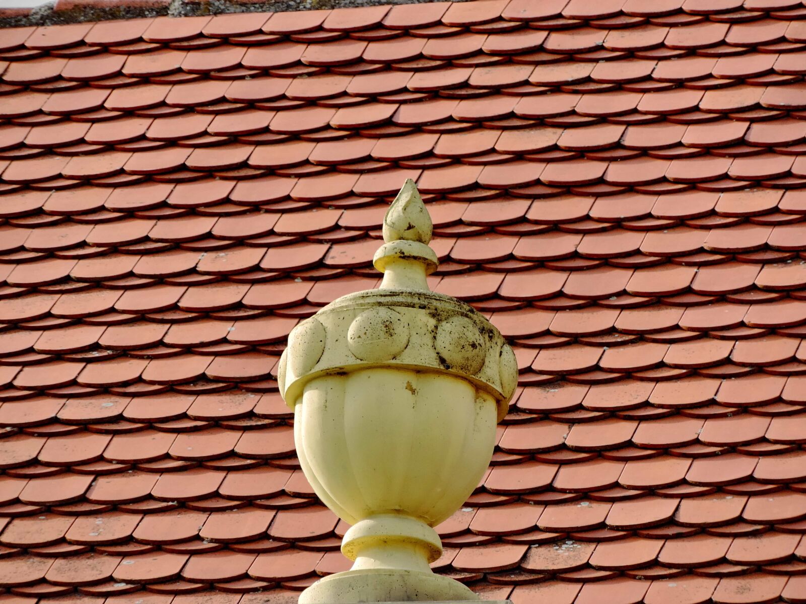Nikon Coolpix P520 sample photo. Decoration, roof, sculpture, tile photography