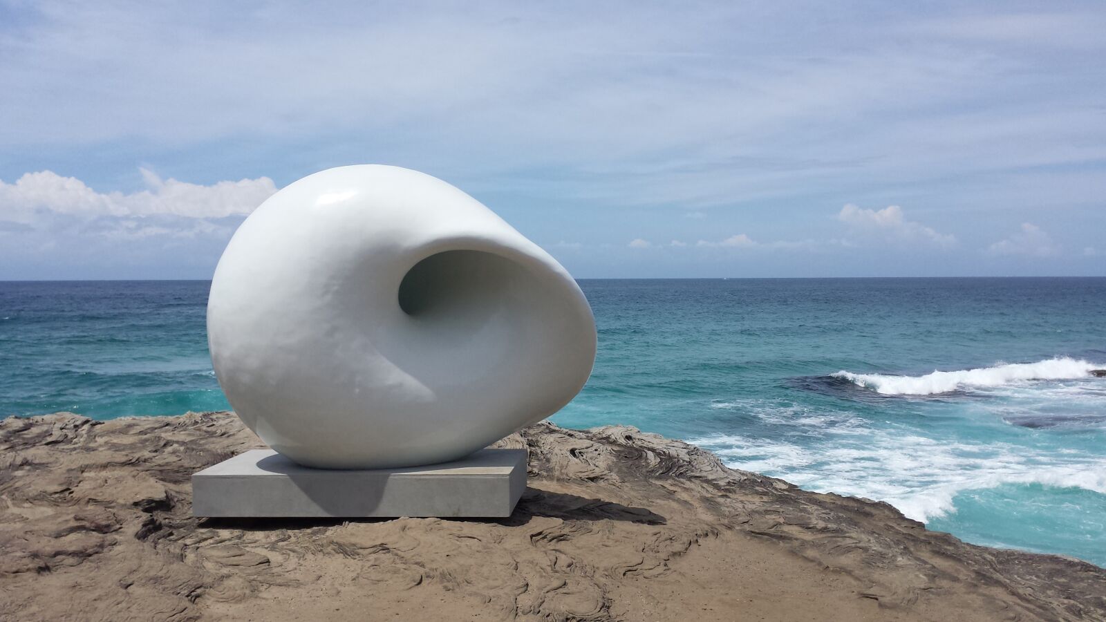 Samsung Galaxy S4 sample photo. Ocean, cliff, shell photography