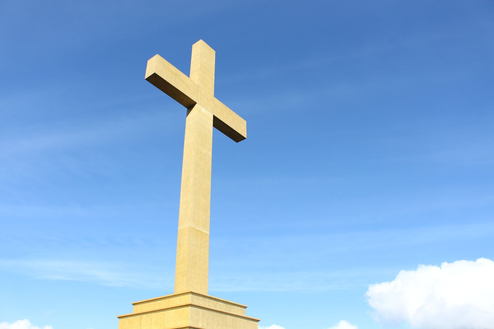 Canon EOS 700D (EOS Rebel T5i / EOS Kiss X7i) sample photo. Cross, statue, giant photography