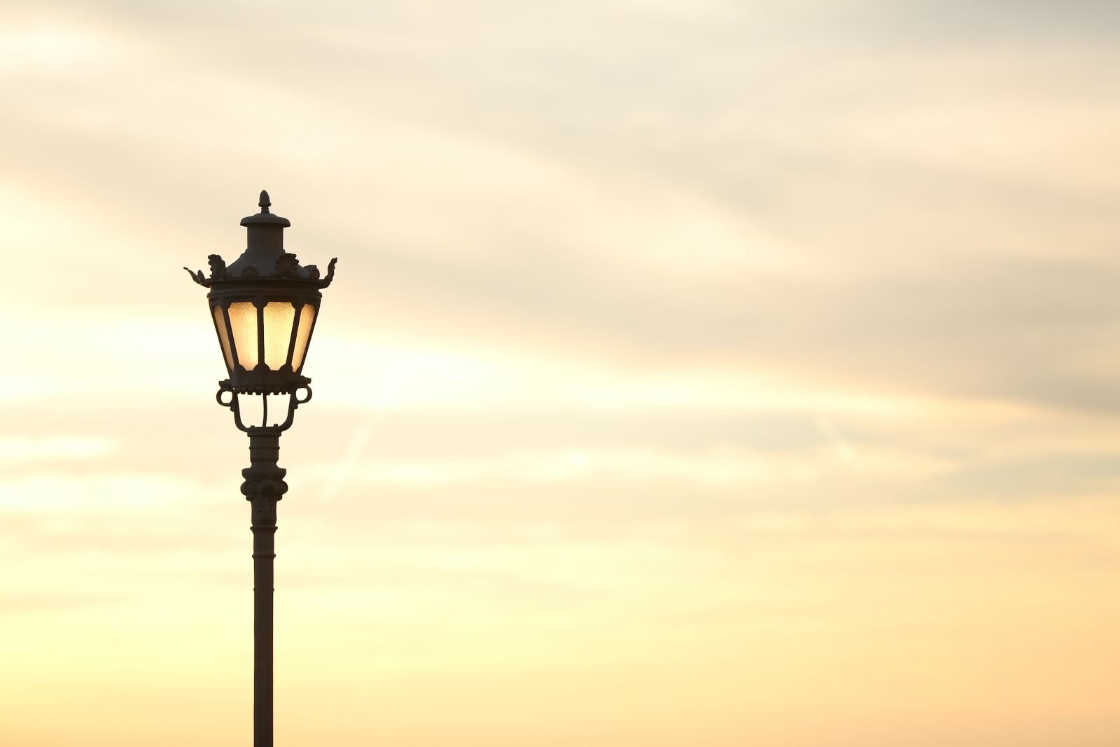 Canon EOS 5D Mark III sample photo. Sunshine, cast iron, lamp photography