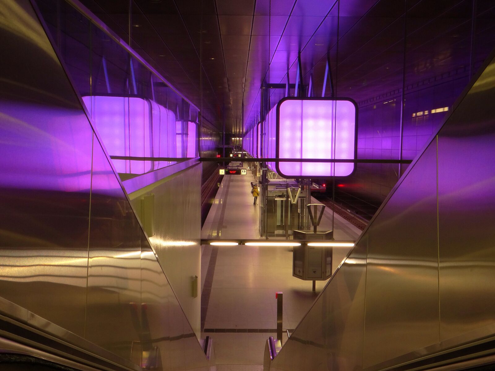 Sony DSC-HX200V sample photo. Metro, harbour city, hamburg photography