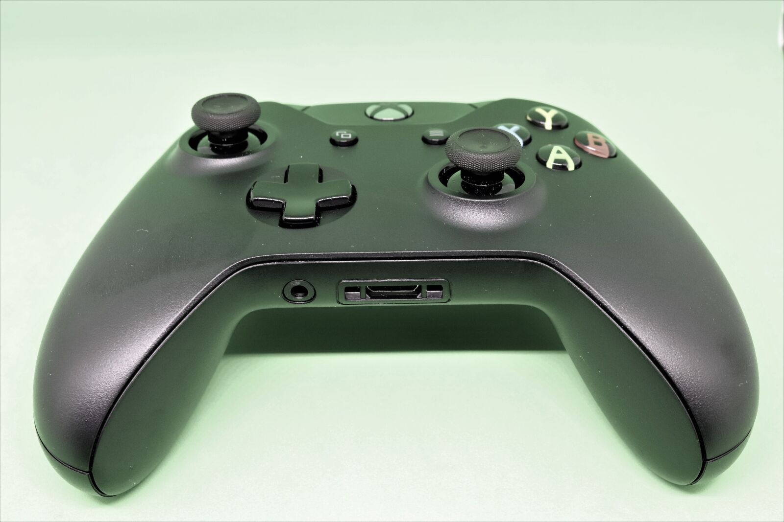 Canon EOS 80D sample photo. Xbox one controller, games photography