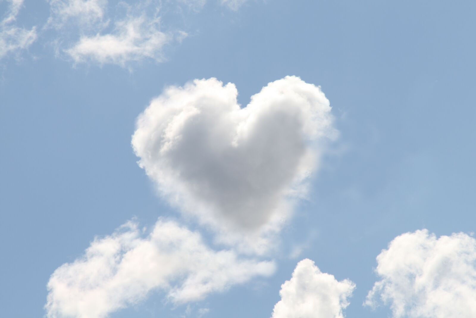 Canon EOS 400D (EOS Digital Rebel XTi / EOS Kiss Digital X) sample photo. Cloud, heart, clouds heart photography