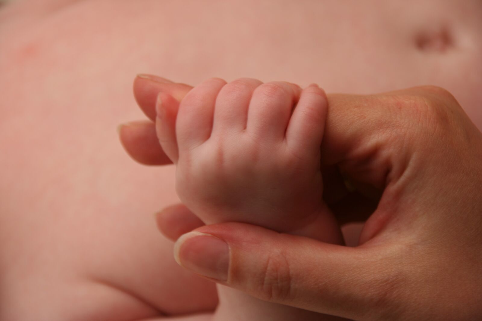 Canon EOS 350D (EOS Digital Rebel XT / EOS Kiss Digital N) sample photo. Baby, hand, birth photography