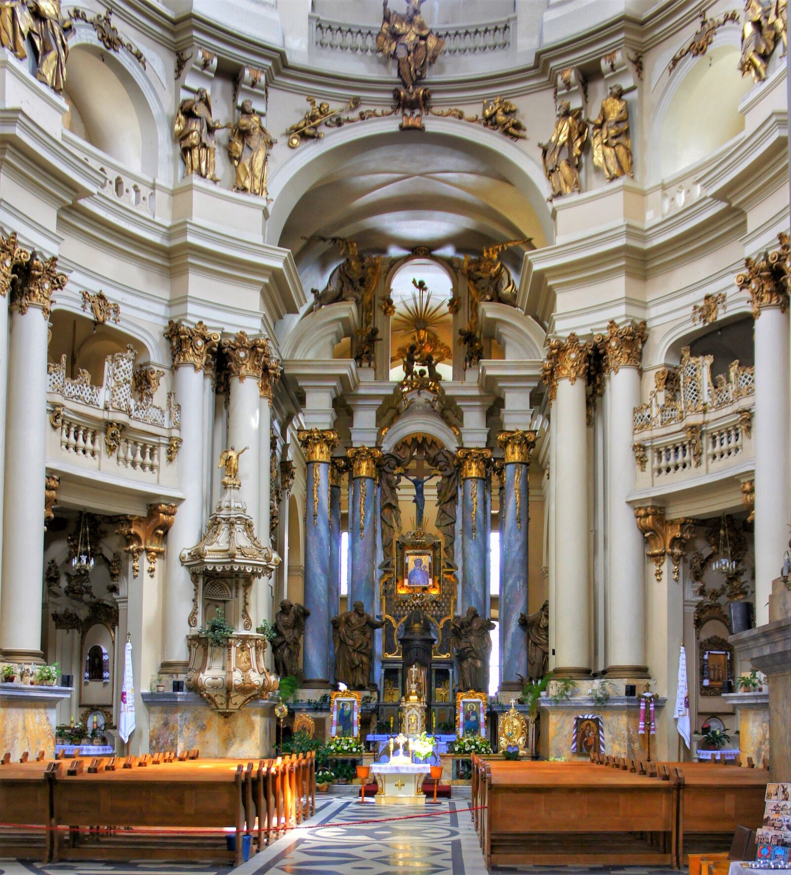 Sony Alpha NEX-3 + Sony E 18-55mm F3.5-5.6 OSS sample photo. Church, interior, inside photography