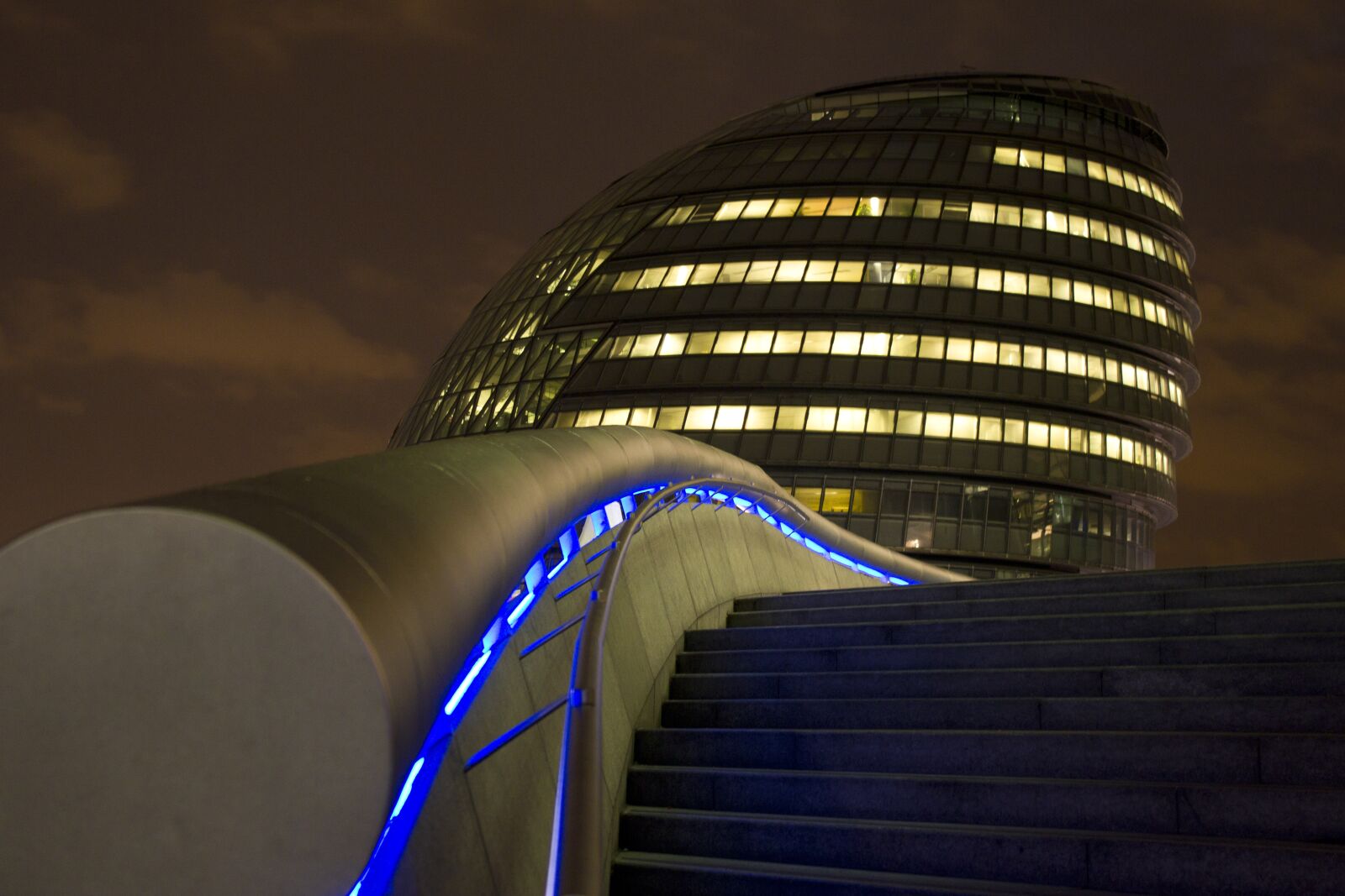 Canon EOS 550D (EOS Rebel T2i / EOS Kiss X4) + Canon EF-S 18-55mm F3.5-5.6 IS sample photo. London, thames, building photography