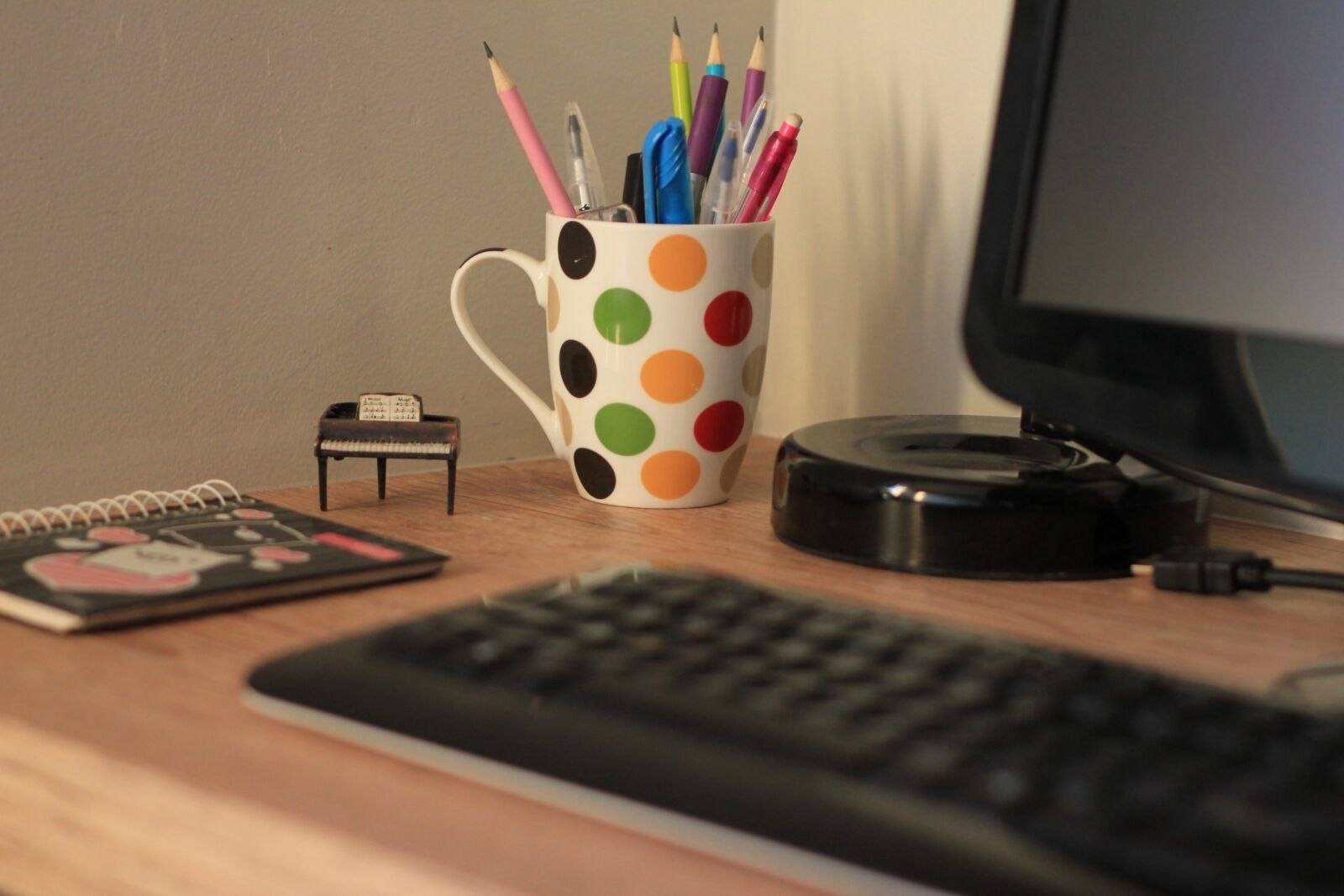 Canon EOS 550D (EOS Rebel T2i / EOS Kiss X4) sample photo. Laptop, computer, office photography