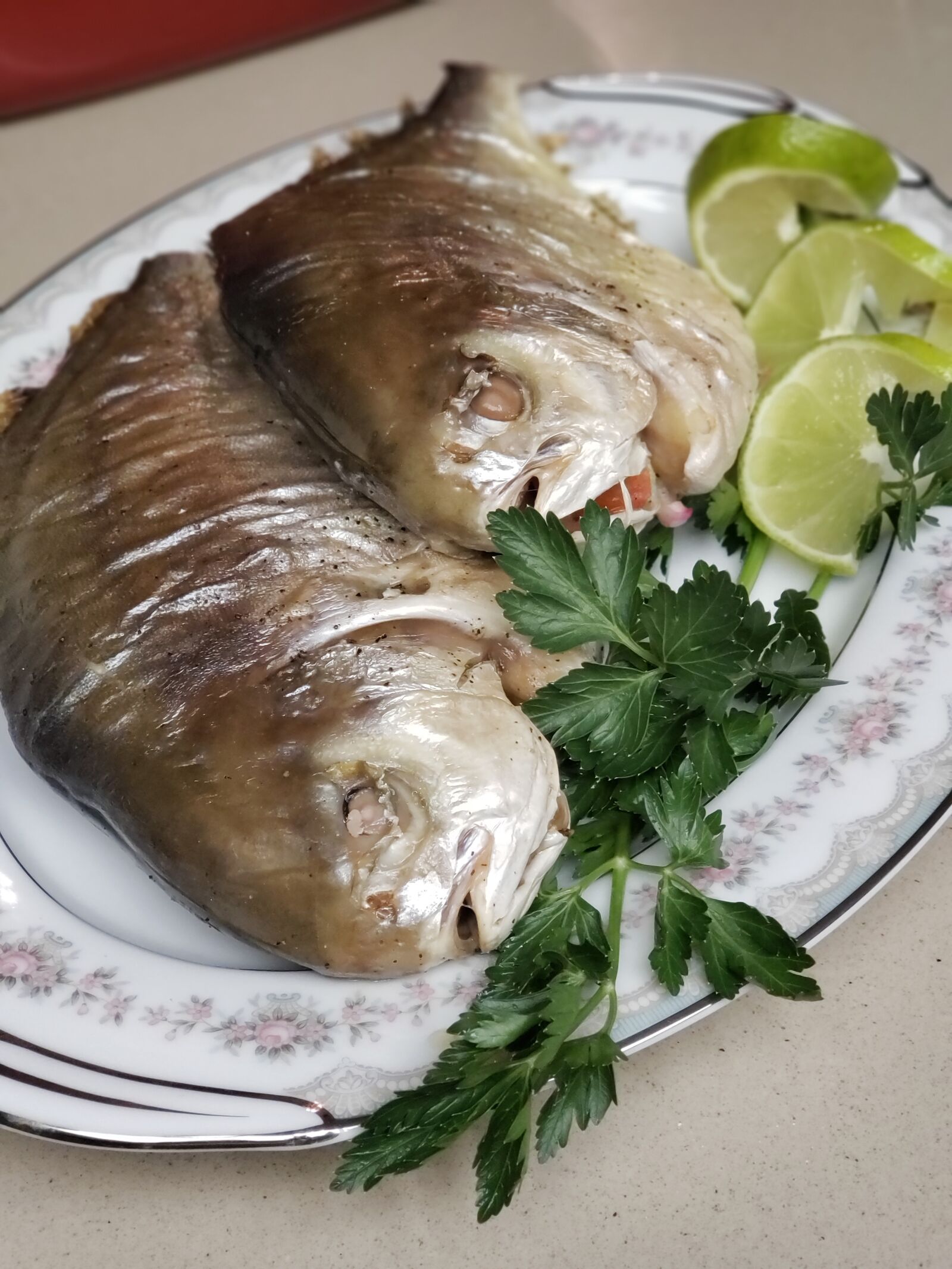 Samsung Galaxy S9+ sample photo. Golden pompano, fish, lime photography