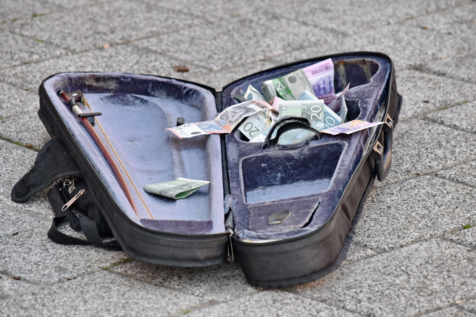 Nikon D5500 sample photo. Baggage, money, pavement, urban photography