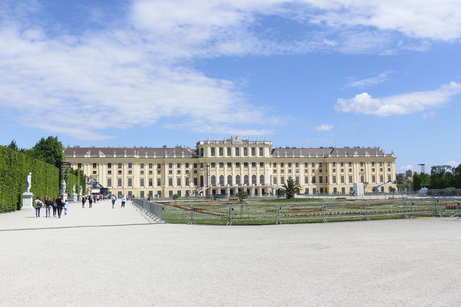 Canon EOS 700D (EOS Rebel T5i / EOS Kiss X7i) + Canon EF-S 18-135mm F3.5-5.6 IS STM sample photo. Viena, castle, schönbrunn photography
