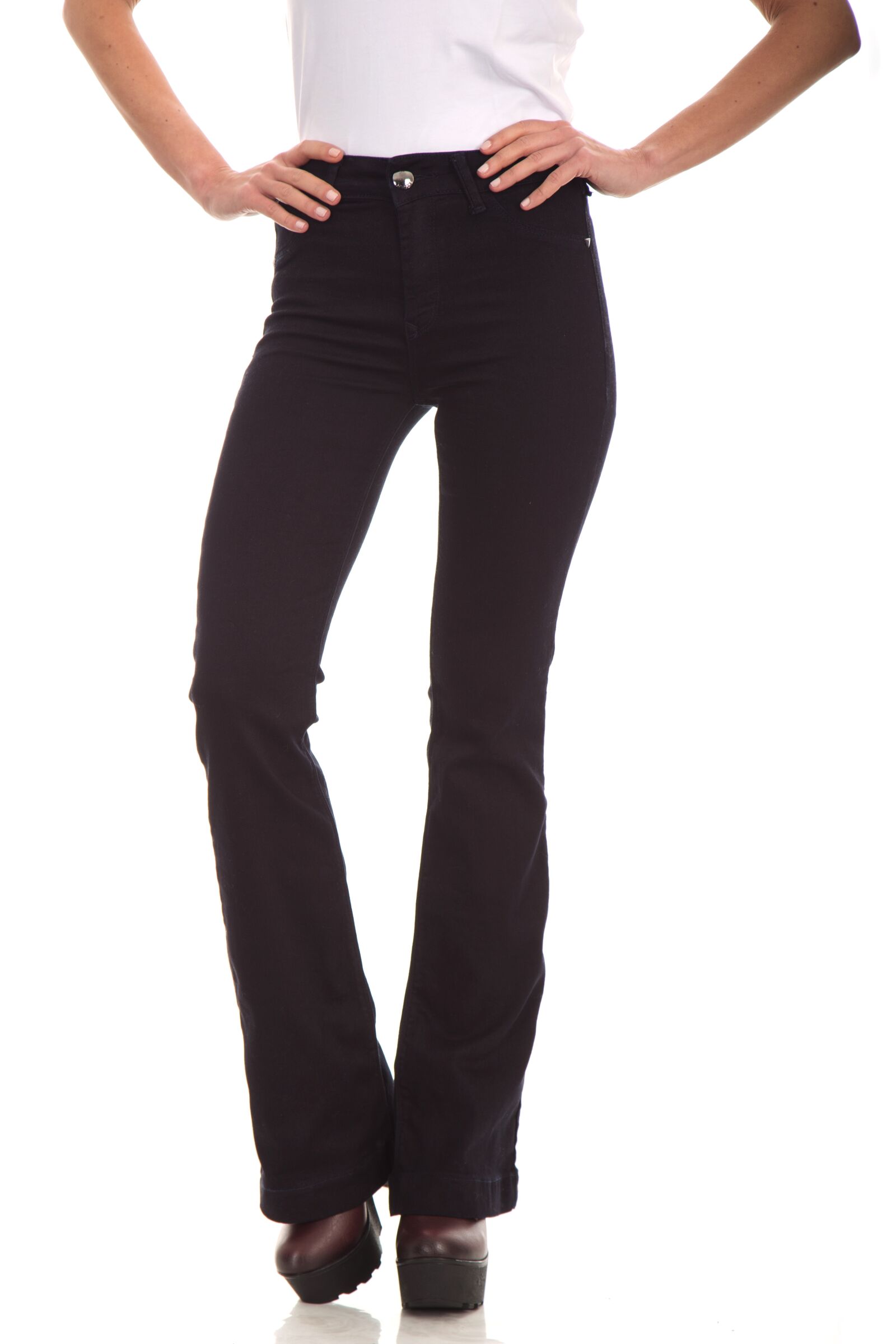 Canon EOS 6D + Canon EF 24-105mm F4L IS USM sample photo. Pants, woman, leg photography