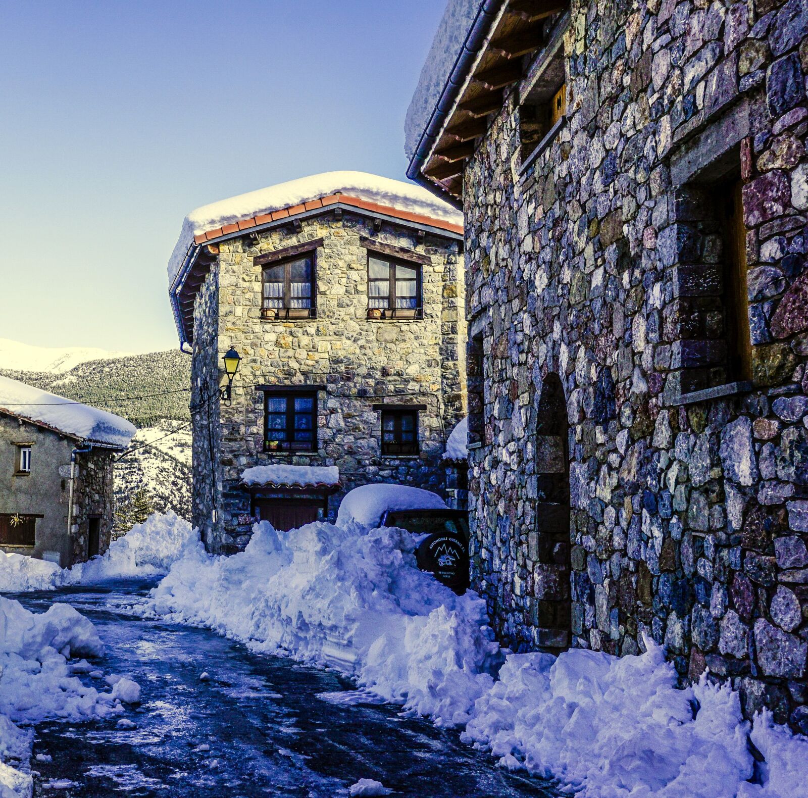 Sony E 16-50mm F3.5-5.6 PZ OSS sample photo. Winter, snow, travel photography