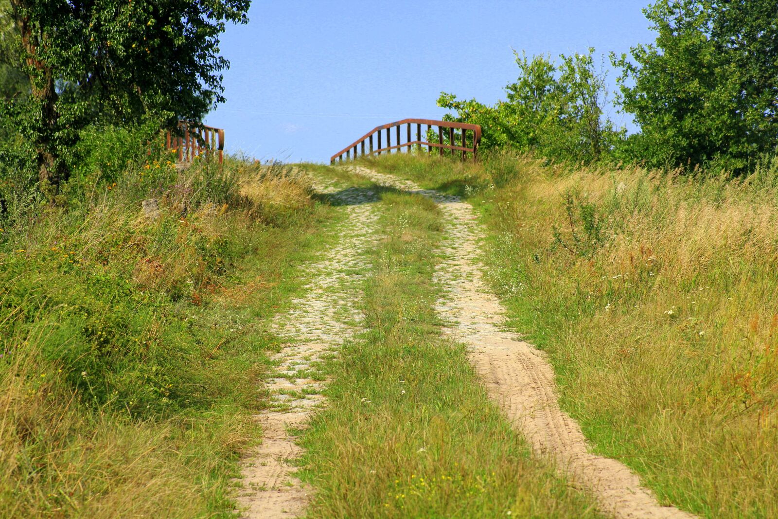Canon EOS 1200D (EOS Rebel T5 / EOS Kiss X70 / EOS Hi) sample photo. Dirt road, bridge, spacer photography