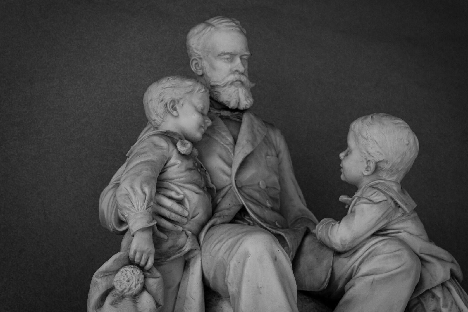 Canon EOS 1200D (EOS Rebel T5 / EOS Kiss X70 / EOS Hi) sample photo. Statue, black white, family photography