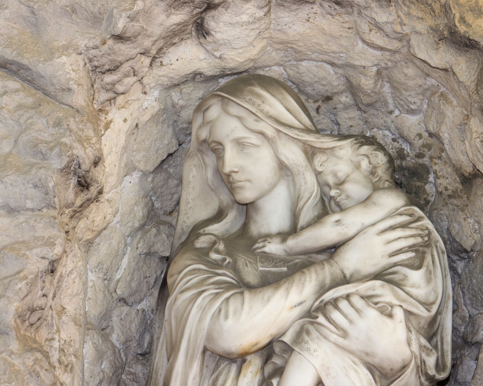 Canon EOS 200D (EOS Rebel SL2 / EOS Kiss X9) sample photo. Stone sculpture, mary and photography