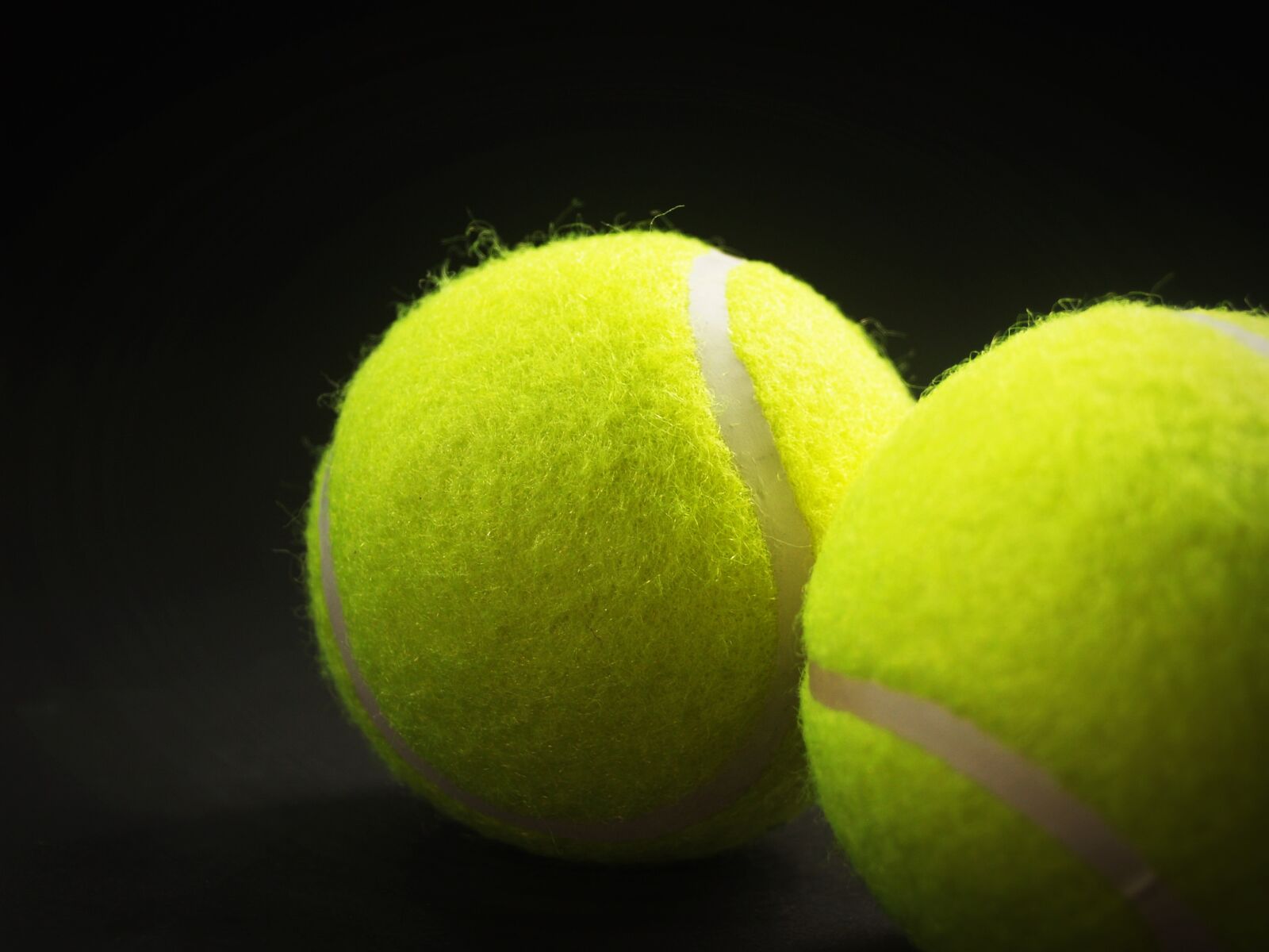 Olympus E-300 (EVOLT E-300) sample photo. Ball, racket, white photography