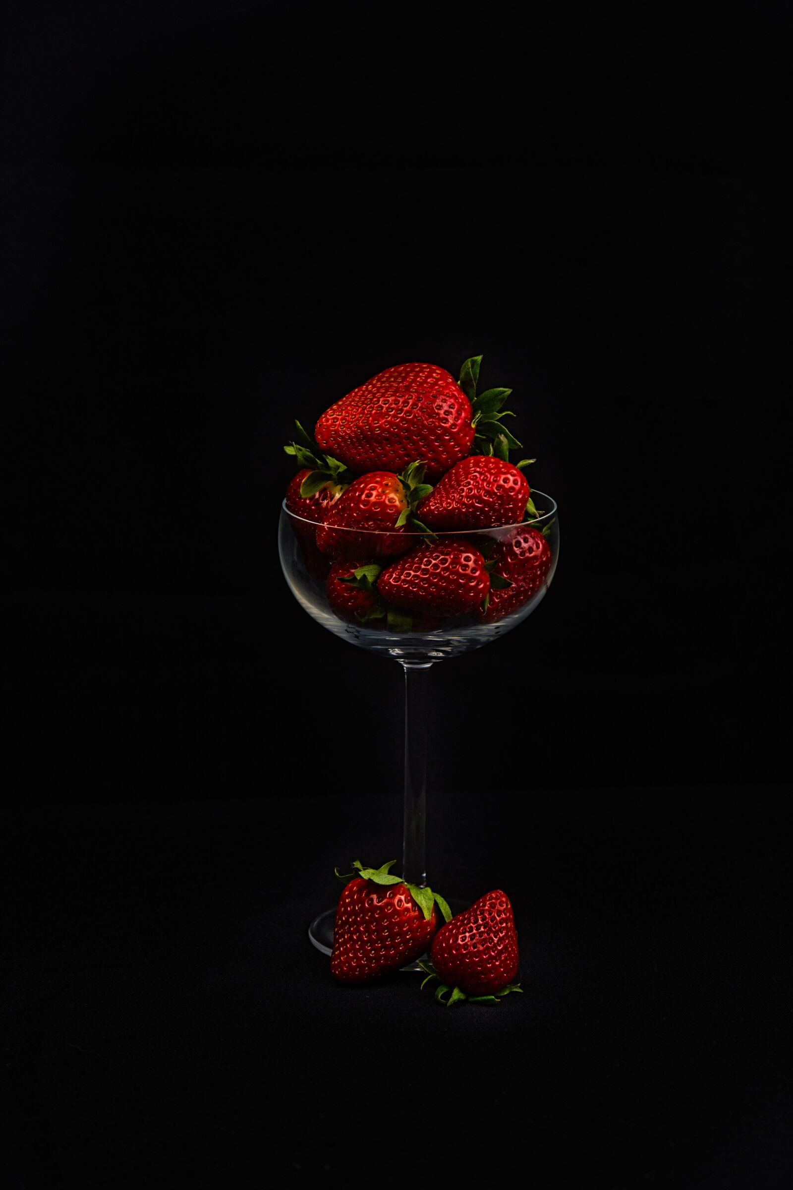 Sony a6400 sample photo. Strawberries, glass, vitamins photography