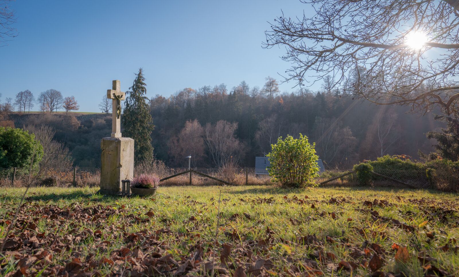 Sony a7R II + Sony Vario-Tessar T* FE 16-35mm F4 ZA OSS sample photo. Cemetery, cross, tombstone photography